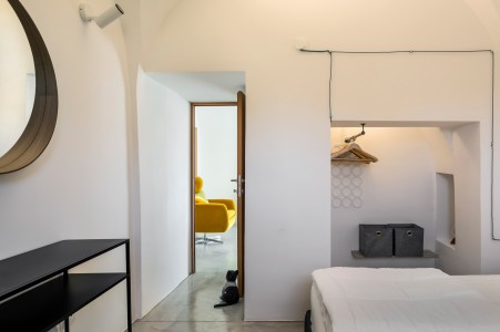 Camera da letto minimalista nel trullo